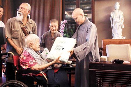 新加坡114歲壽星許哲拜會證嚴法師 暢談有愛不老
