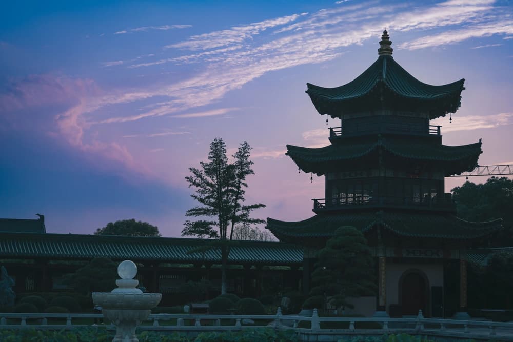 不眠夜長,疲倦道長,愚生死長,莫知正法