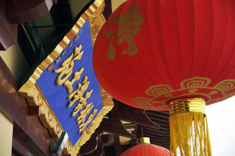 這兩位大師捨報後，卻不約而同地依止在師父身邊
